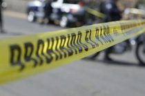 Elementos de seguridad resguardaron el área donde fueron halladas sin vida tres personas a un costado de la carretera Xochimilco-Oaxtepec.