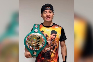 Aunque no se ha confirmado si requerirá cirugía, el boxeador sigue un plan de reposo para una completa recuperación.