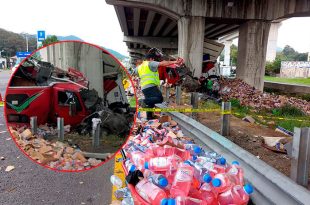 La unidad de carga impactó contra un pilar del puente tras perder el control a la altura de Río Hondito.