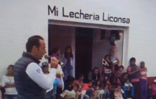 Entrega presidente municipal de Valle de Bravo lechería Liconsa