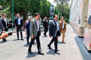 #Video: Encargado de rectoría en #UAEMéx dialoga con estudiantes en paro