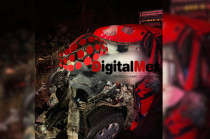 El Nissan Tsuru rojo en el que viajaban las víctimas quedó completamente destrozado tras el choque frontal