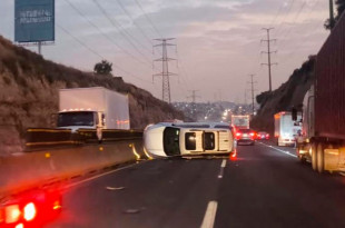 Una camioneta impactó a un motociclista y volcó, provocando afectaciones viales significativas y movilidad reducida en la zona.