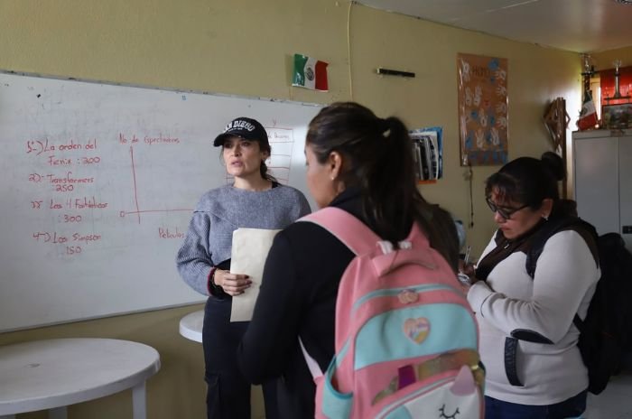Erika Olea participó en la jornada de trabajo comunitario realizada en Tlacomulco.