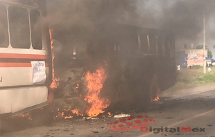 Incendian vecinos tres autobuses en Otzolotepec