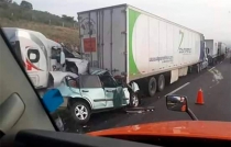 Tráileres aplastan camioneta y muere una persona en el Arco Norte