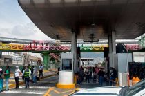 Docentes permiten el paso gratuito como parte de su paro nacional indefinido