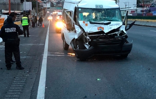 Impacta camioneta de transporte público contra un camión en Ecatepec