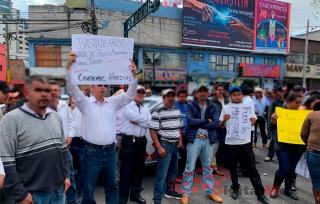 #Video: #CaosVial por protesta de taxistas; vialidades cerradas