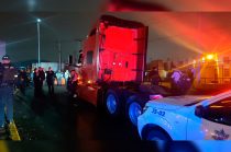 Elementos de seguridad desplegaron un operativo sobre la autopista México-Pachuca tras una persecución relacionada con el presunto robo de un tractocamión.