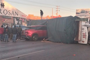 El accidente causó daños materiales y una colisión con una camioneta roja.