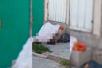 La policía encontró aproximadamente 10 casquillos calibre 9 mm en el lugar.