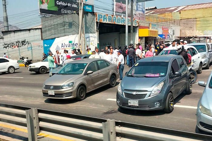 Video: Bloqueo de transportistas colapsa la México-Pachuca en Tlalnepantla