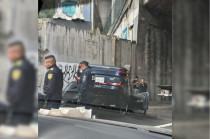 Camioneta volcada sobre la vía México-Toluca