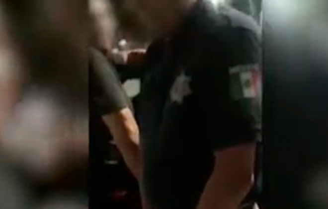 #Video: Exhiben a policía de #Tlalnepantla orinando en vía pública