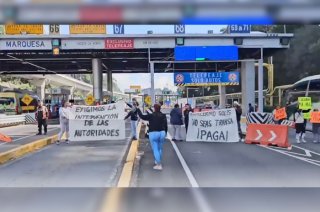 Cerca de 300 trabajadores de PROAM bloquearon durante varias horas la autopista México-Toluca para exigir el pago de seis meses de salarios y prestaciones.