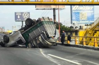 Según los primeros reportes, no hubo víctimas, sin embargo, afectó la circulación vial en ambos incidentes.