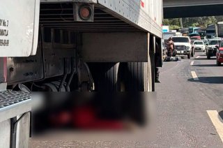 Un motociclista murió tras un accidente con un camión de carga en la autopista México-Querétaro, a la altura de Punta Norte, en Cuautitlán Izcalli.