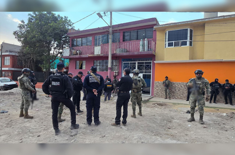 Al sitio ingresaron policías de investigación, peritos y personal especializado en manejo de explosivos, quienes desplegaron un operativo perimetral.