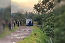 A un costado del vehículo Nissan NP300, yacía el cadáver de un hombre con heridas visibles provocadas por disparos de arma de fuego.