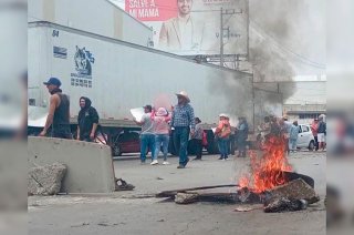 Comerciantes cerraron la circulación a la altura de la estación Vidriera para exigir diálogo con autoridades ante la posible demolición de alrededor de 30 locales.